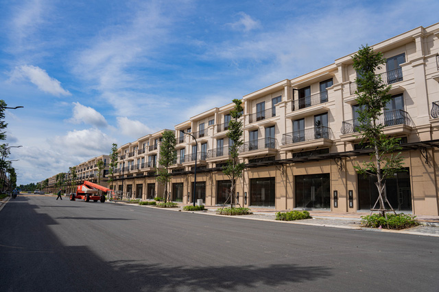 Biệt thự hạng sang của giới nhà giàu giữa lòng “thành phố vệ tinh” Sài Gòn - Ảnh 1. Biệt thự hạng sang của giới nhà giàu giữa lòng “thành phố vệ tinh” Sài Gòn - Ảnh 1.