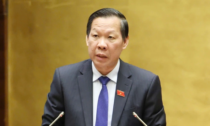 Chủ nhiệm Uỷ ban Kinh tế và Tài chính Phan Văn Mãi trình bày báo cáo thẩm tra, sáng 4/11. Ảnh: Hoàng Phong