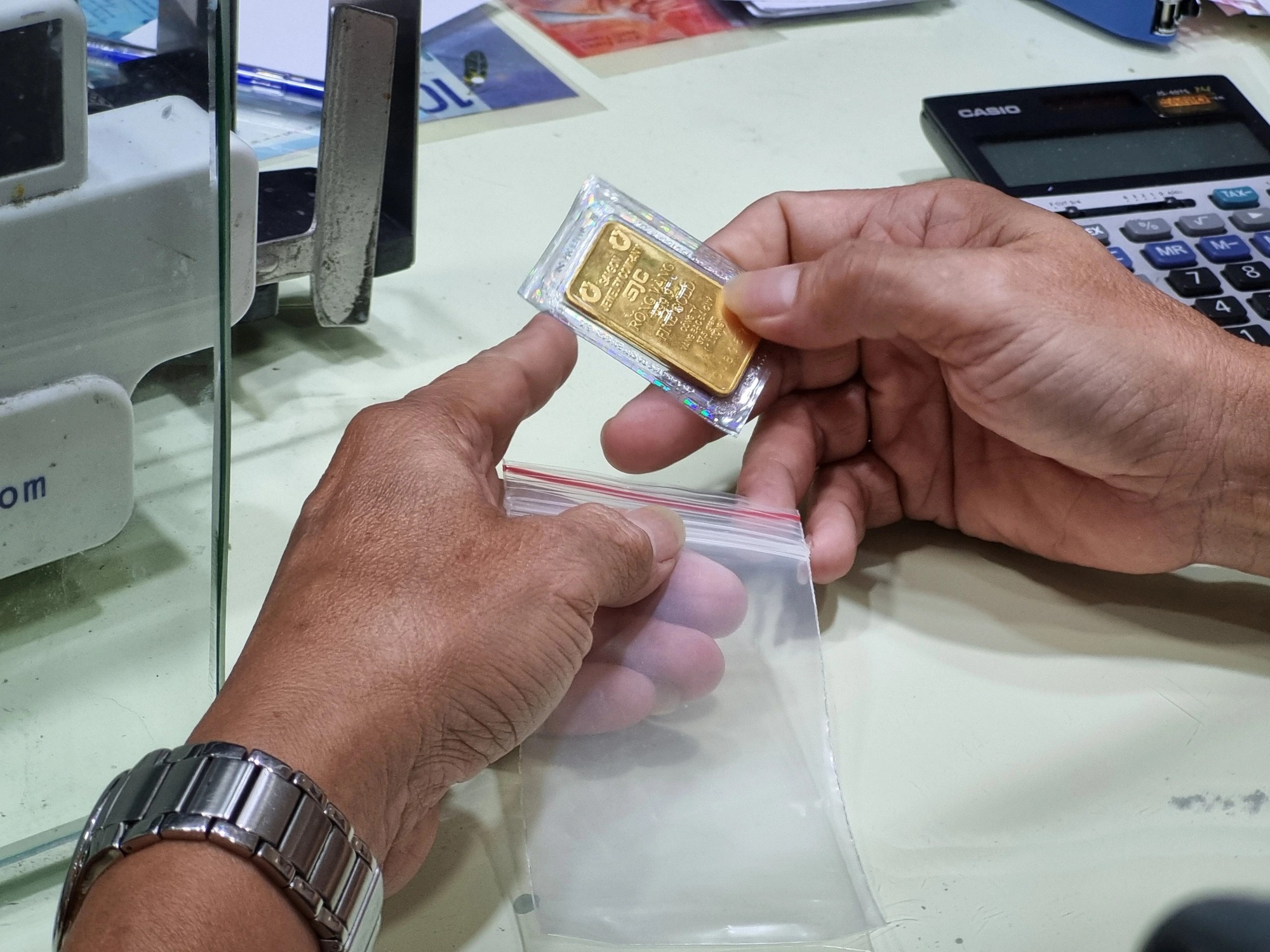 Giá vàng lên đỉnh, thị trường không có nguồn- Ảnh 1.