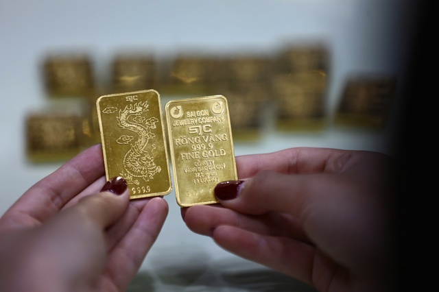 Giá vàng rung lắc ở mức đỉnh - Ảnh 1.
