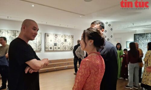 Giải mã những biến hóa hội họa và sắp đặt trong triển lãm ‘Trăm năm tính cuộc vuông tròn’