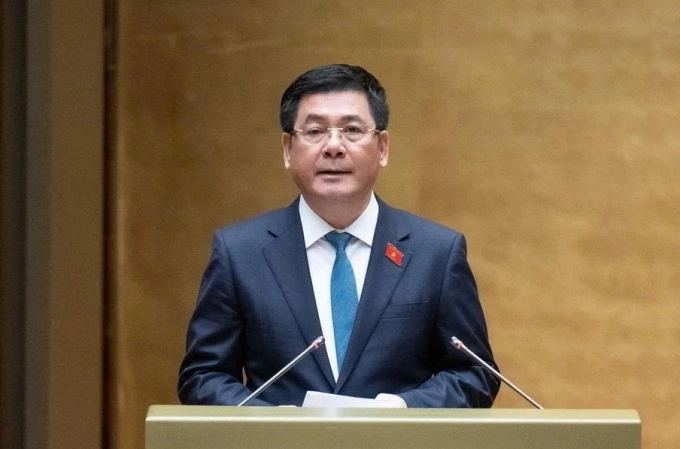 Bộ trưởng Công Thương Nguyễn Hồng Diên trình bày dự thảo Luật Thương mại điện tử trước Quốc hội sáng 3/11. Ảnh: Media Quốc hội