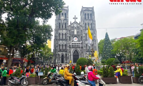 Phố phường Hà Nội ‘khoác áo’ Giáng sinh