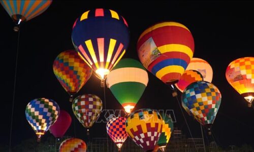 Bầu trời Sa Đéc lung linh sắc màu khinh khí cầu