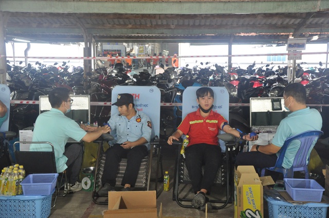 Người lao động Công ty TNHH Rochdale Spears hiến máu tình nguyện - Ảnh 1.