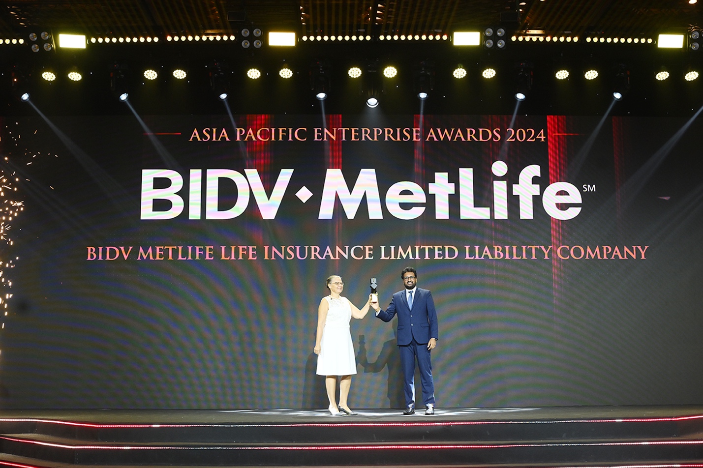 BIDV MetLife đạt giải thưởng Doanh nghiệp xuất sắc châu Á lần thứ 5 liên tiếp- Ảnh 1. A person and person on stage Description automatically generated
