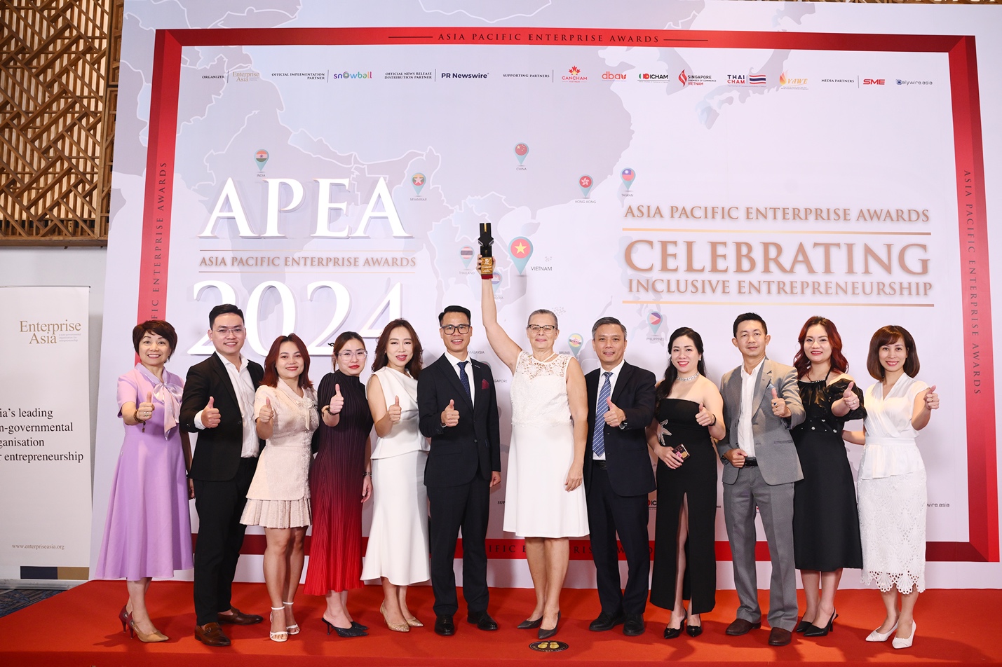 BIDV MetLife đạt giải thưởng Doanh nghiệp xuất sắc châu Á lần thứ 5 liên tiếp- Ảnh 2. A group of people posing for a photo Description automatically generated