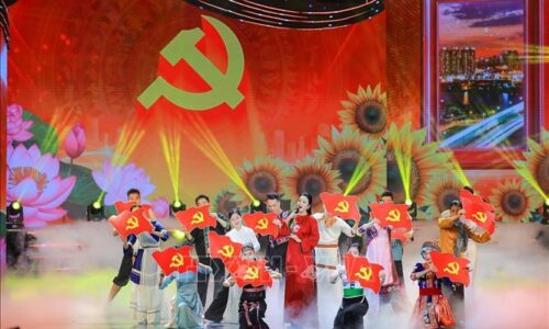 Chương trình nghệ thuật ‘Đường lên phía trước’ mừng ngày thành lập Đảng