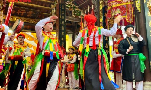 Đến xem điệu múa nam giả nữ ‘Con đĩ đánh bồng’ tại hội làng Triều Khúc