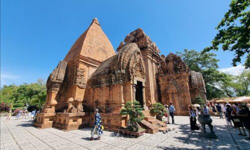 Khánh Hòa và An Giang đón hàng triệu lượt khách dịp Tết Nguyên đán