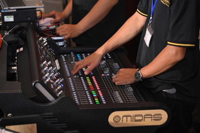 Các trung tâm hội nghị tiệc cưới và dịch vụ tổ chức sự kiện ngày càng chú trọng vào hệ thống âm than - Ảnh 2.