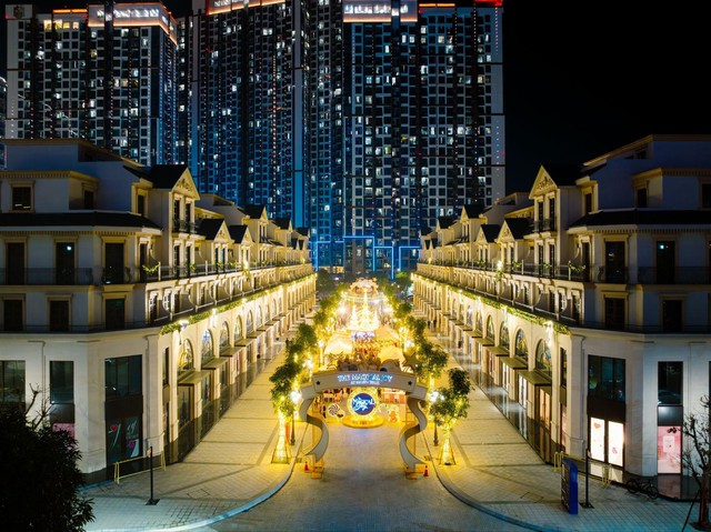 Hàng ngàn du khách hòa mình vào không khí Giáng Sinh tại Malibu Walk - Ảnh 1.