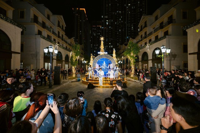 Hàng ngàn du khách hòa mình vào không khí Giáng Sinh tại Malibu Walk - Ảnh 3.