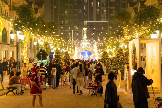 Hàng ngàn du khách hòa mình vào không khí Giáng Sinh tại Malibu Walk - Ảnh 5.
