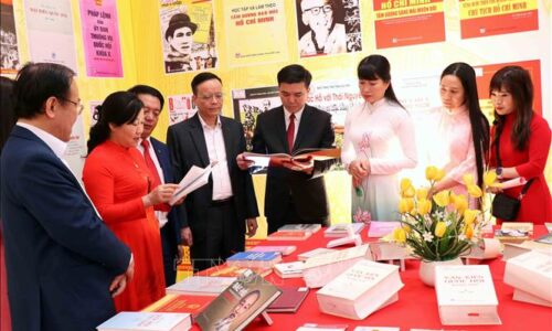 Khai trương không gian trưng bày sách, báo tuyên truyền về bầu cử