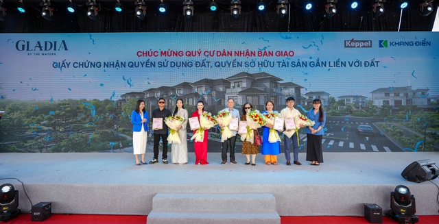 Cư dân Gladia by the Waters nhận sổ hồng trước thềm Tết Nguyên đán - Ảnh 1.