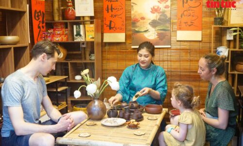 Lan toả văn hoá Thủ đô qua chén trà sen ngát hương